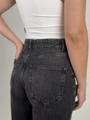 JEANS WIDE LEG CUELLO INVERSO