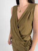 SET TOP CRUZADO Y PANTALÓN FLUIDO - OLIVA