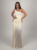 VESTIDO ASIMÉTRICO DRAPEADO CON ABERTURA – MARFIL