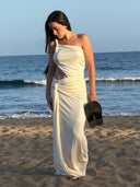 VESTIDO ASIMÉTRICO DRAPEADO CON ABERTURA – MARFIL